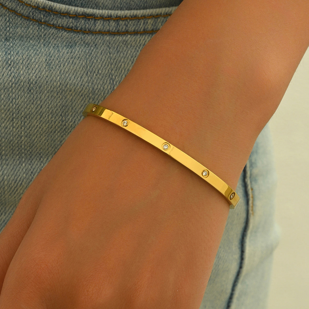 Luxury 18K Gold Plated Stainless Steel Minimalist Bracelet – Hypoallergenic Circle Rhinestone Jewelry for Everyday Wear