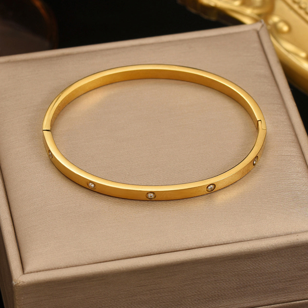 Luxury 18K Gold Plated Stainless Steel Minimalist Bracelet – Hypoallergenic Circle Rhinestone Jewelry for Everyday Wear